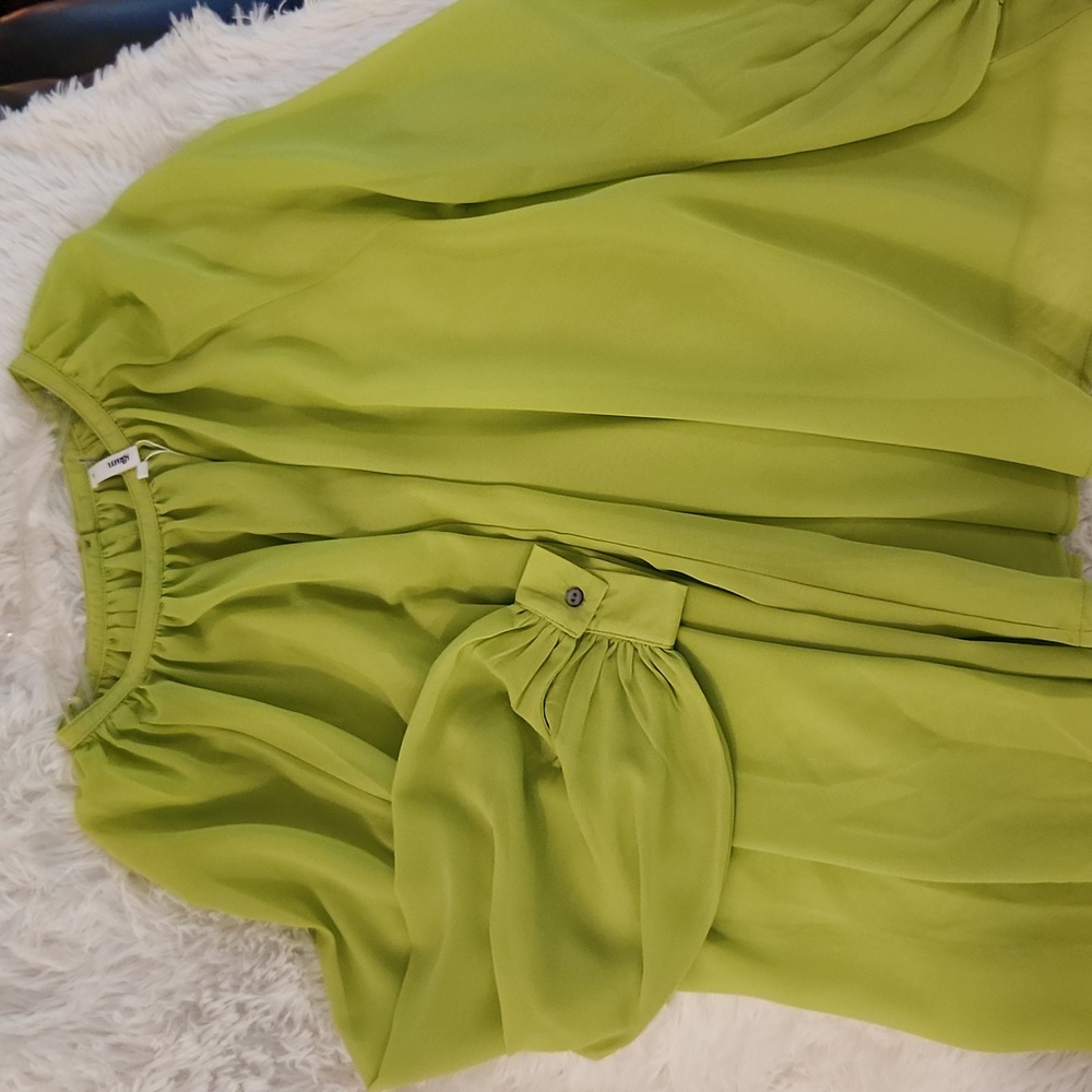NEW Beautiful Lime Green Flowy Blouse - Picture 4 of 10